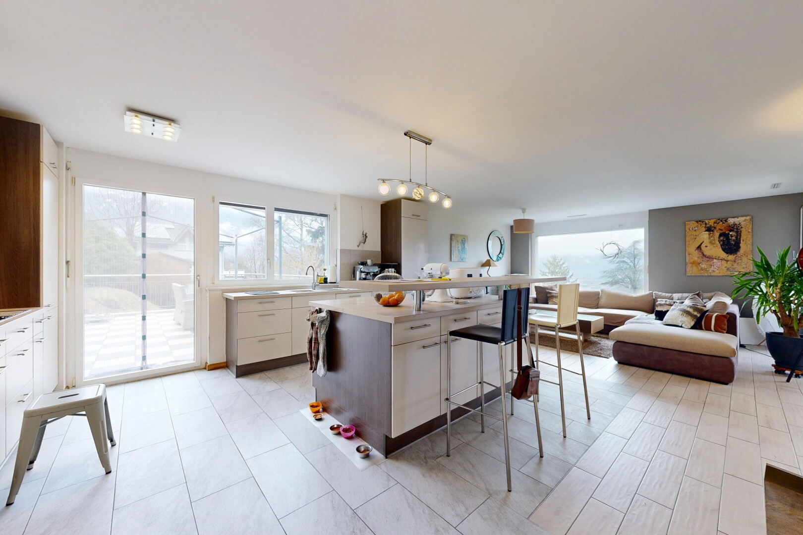 cuisine avec light countertops, plans de travail, pendant lighting, éclairage suspendu, et kitchen bar