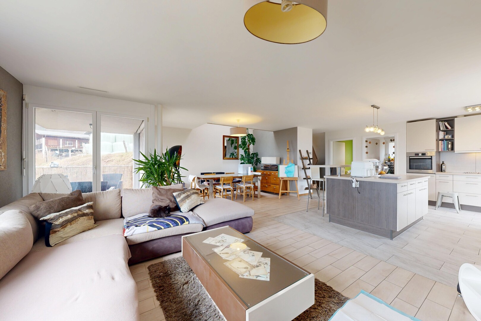 salon / salle à manger avec inside property, light floor, natural light, lumière naturelle, et drywall