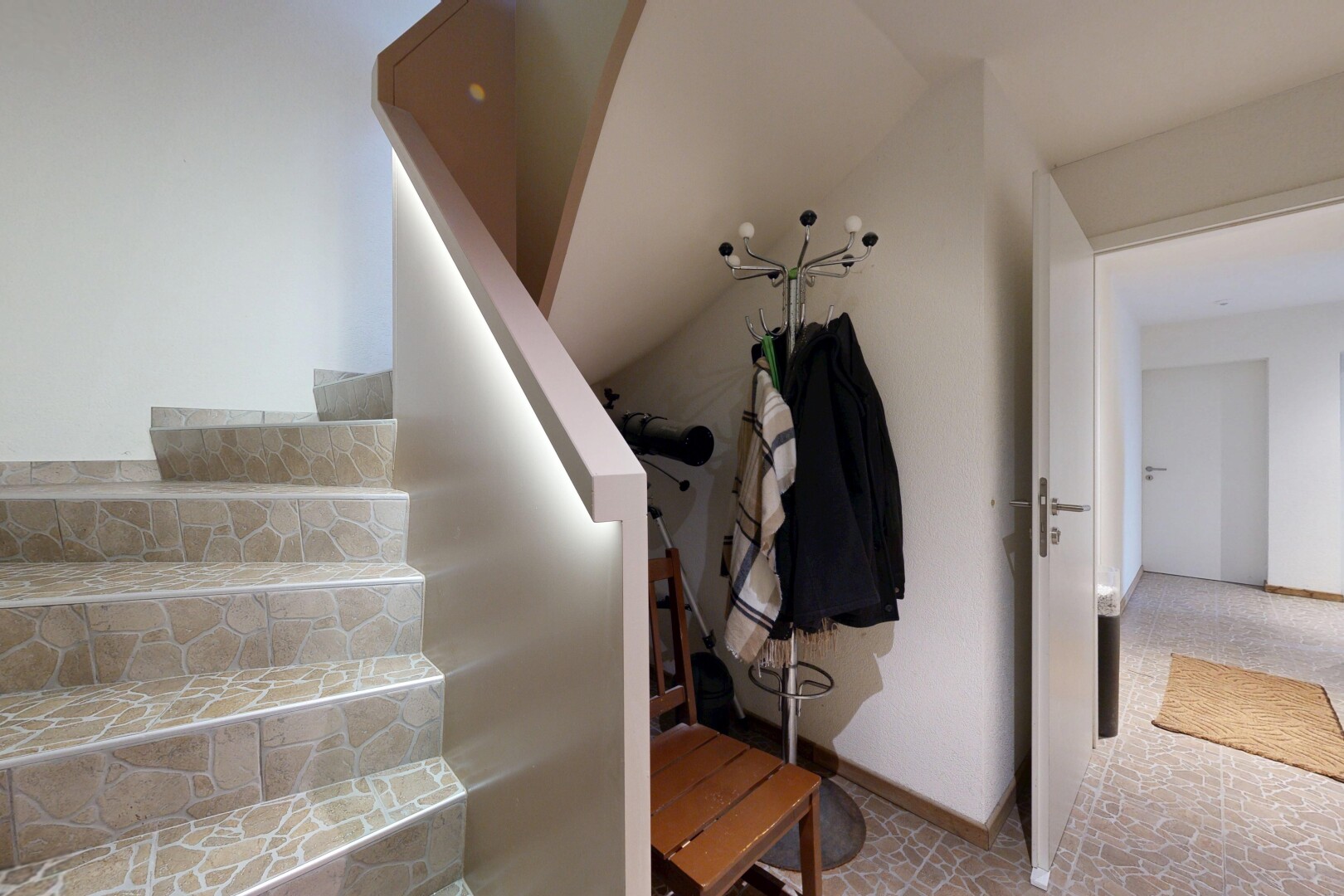 escaliers avec escaliers, cloison sèche, drywall, inside property, et plinthes murales