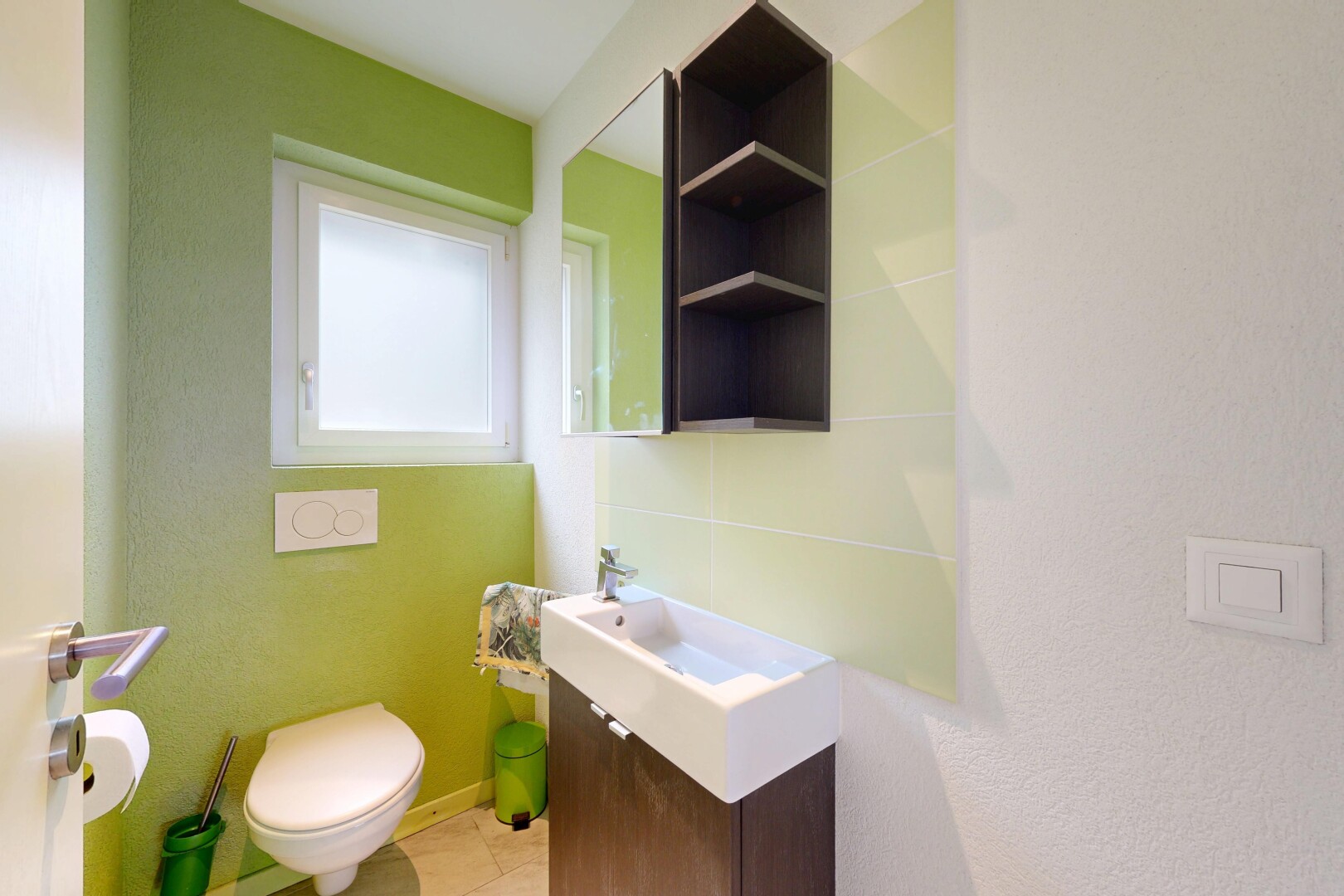 salle de bains avec miroir, lavabo (ou coiffeuse selon le contexte), inside property, et light floor