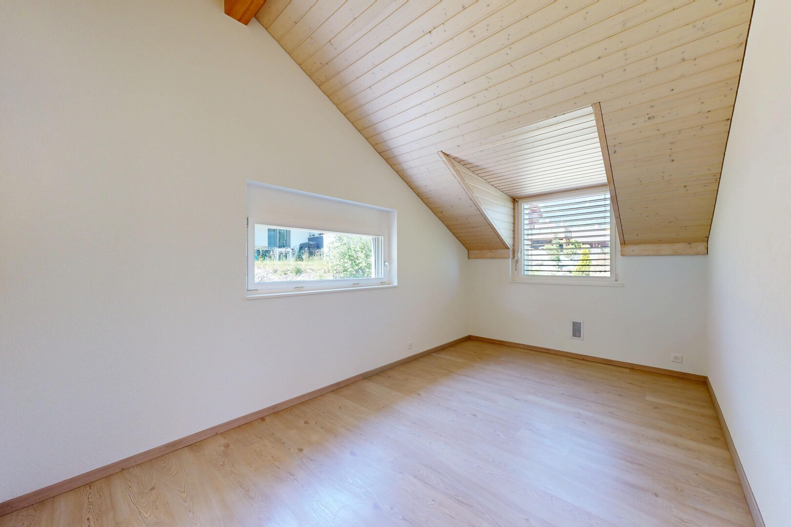 pièce vide avec sol en finition bois, wood finish floor, inside property, lumière naturelle, et natural light