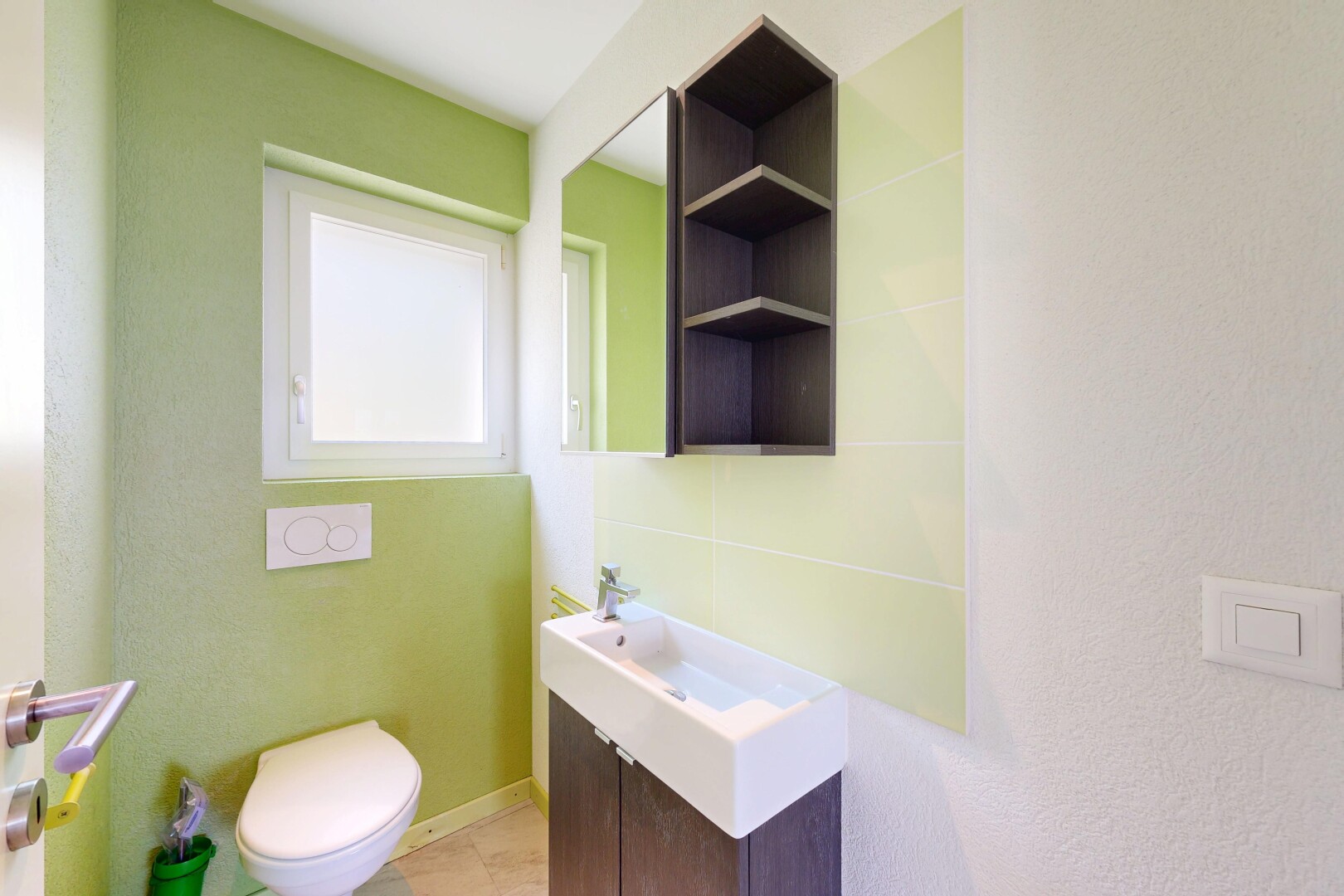 salle de bains avec lumière naturelle, natural light, toilette, lavabo (ou coiffeuse selon le contexte), et light floor