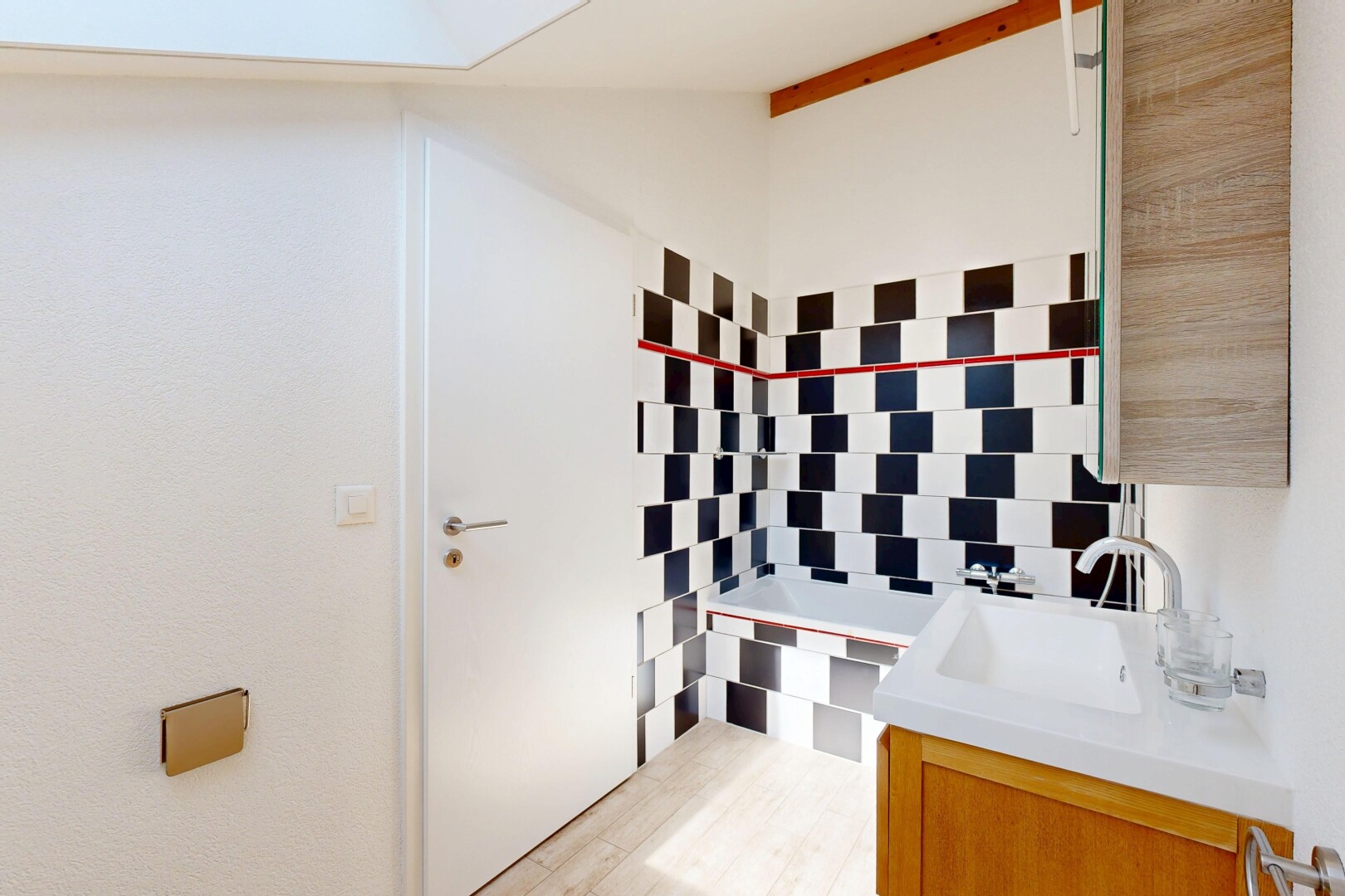salle de bains avec inside property, light floor, lavabo (ou coiffeuse selon le contexte), évier, et dosseret