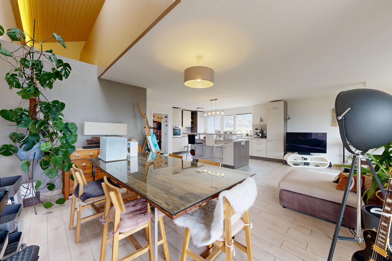 salon / salle à manger avec télévision, full kitchen, inside property, light floor, et cloison sèche
