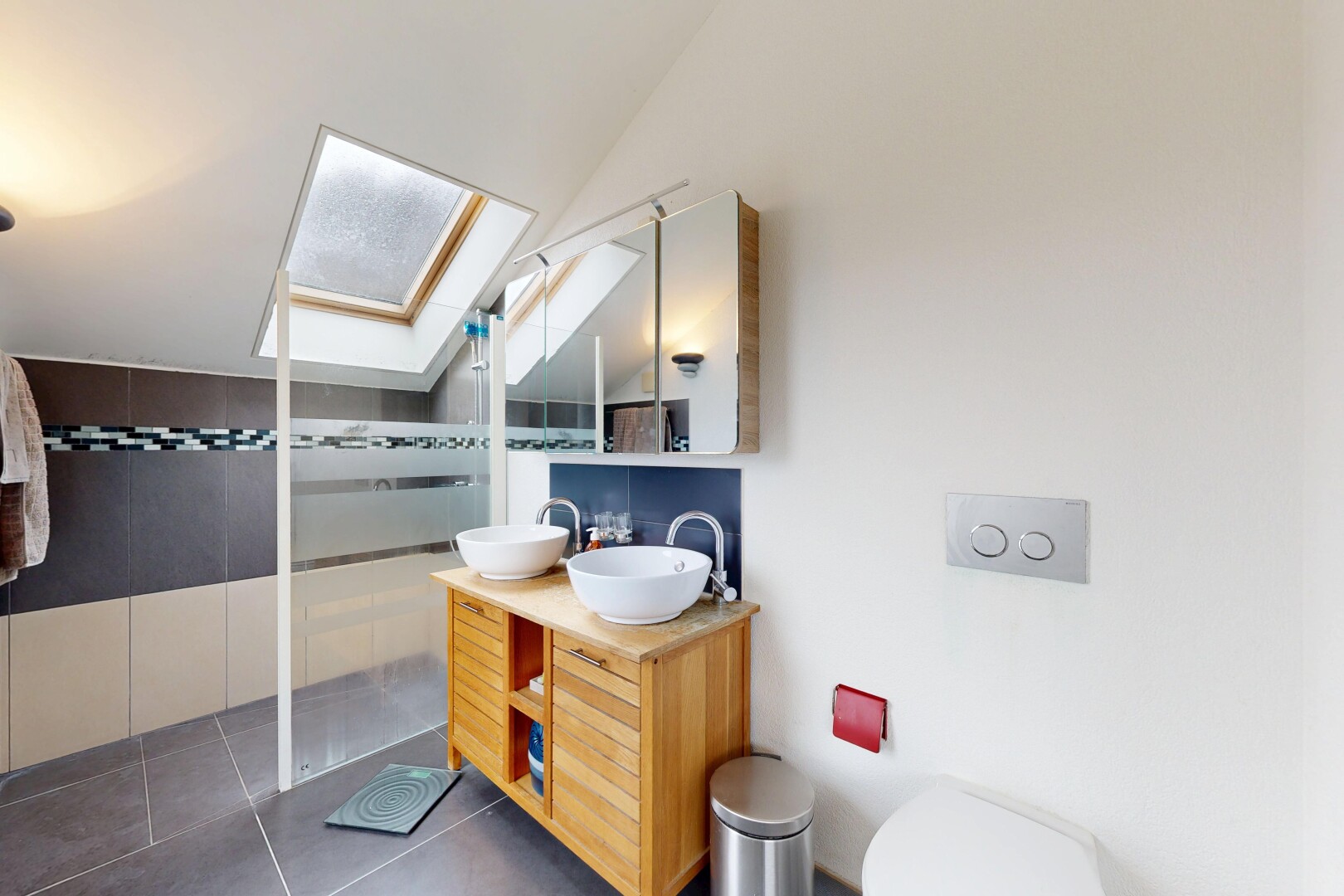 salle de bains avec douche, salle de bain complète, miroir, double vasque, et puits de lumière