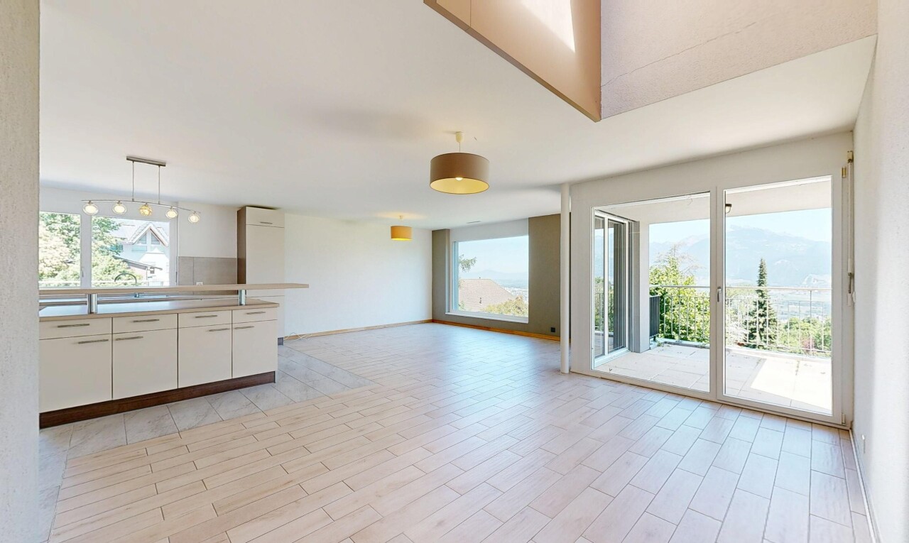 cuisine avec light floor, light countertops, plans de travail, opens to living area, et ouvert sur l'espace de vie