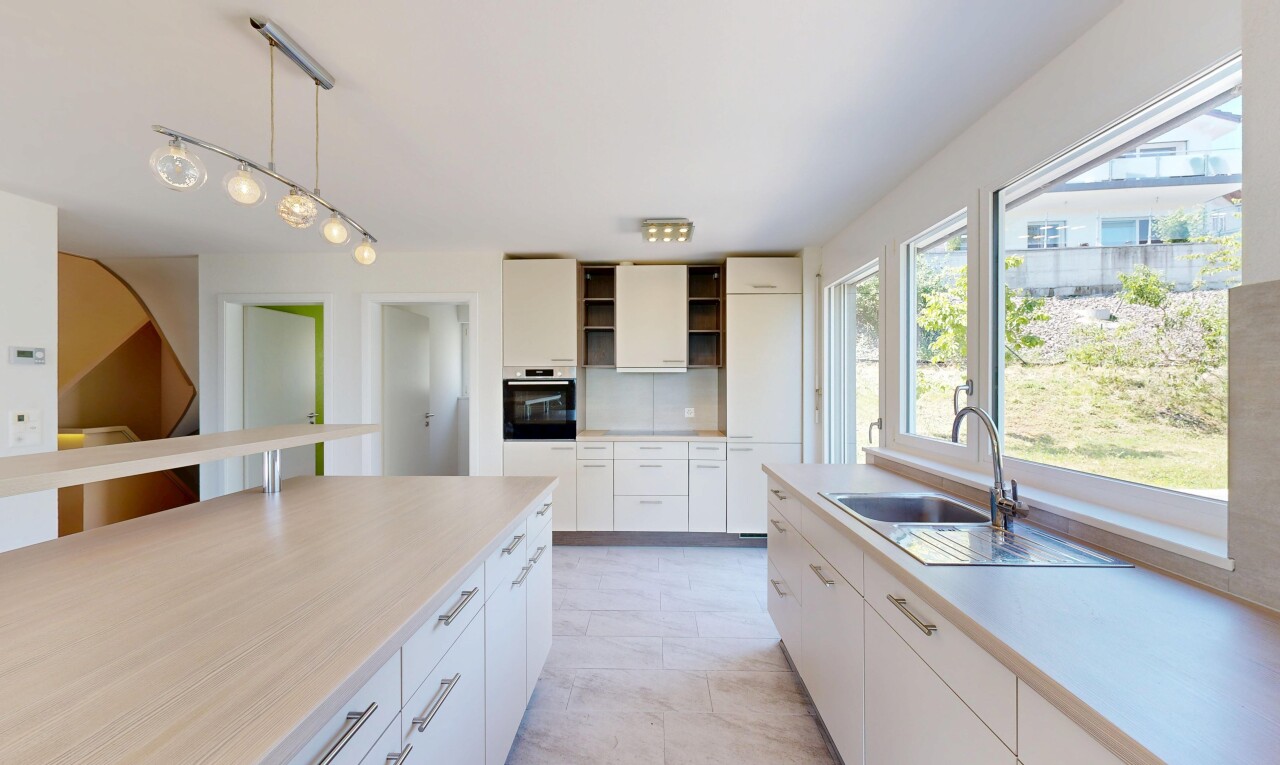 cuisine avec light countertops, four, light floor, inside property, et éclairage suspendu