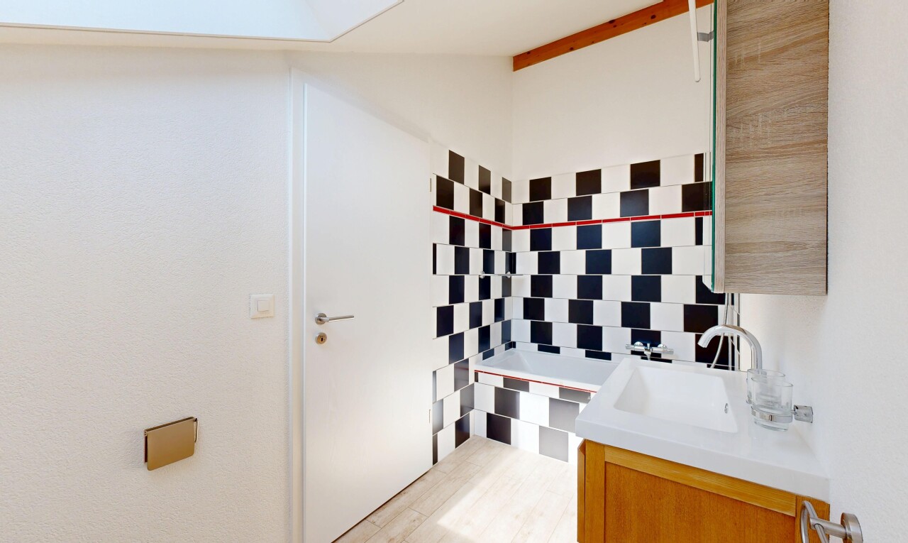 salle de bains avec inside property, light floor, lavabo (ou coiffeuse selon le contexte), évier, et dosseret