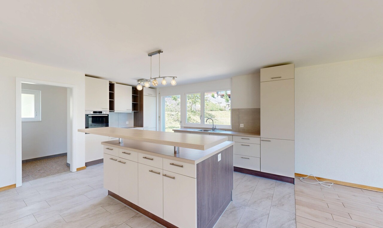 cuisine avec kitchen island, îlot de cuisine, cloison sèche, drywall, et plinthes murales