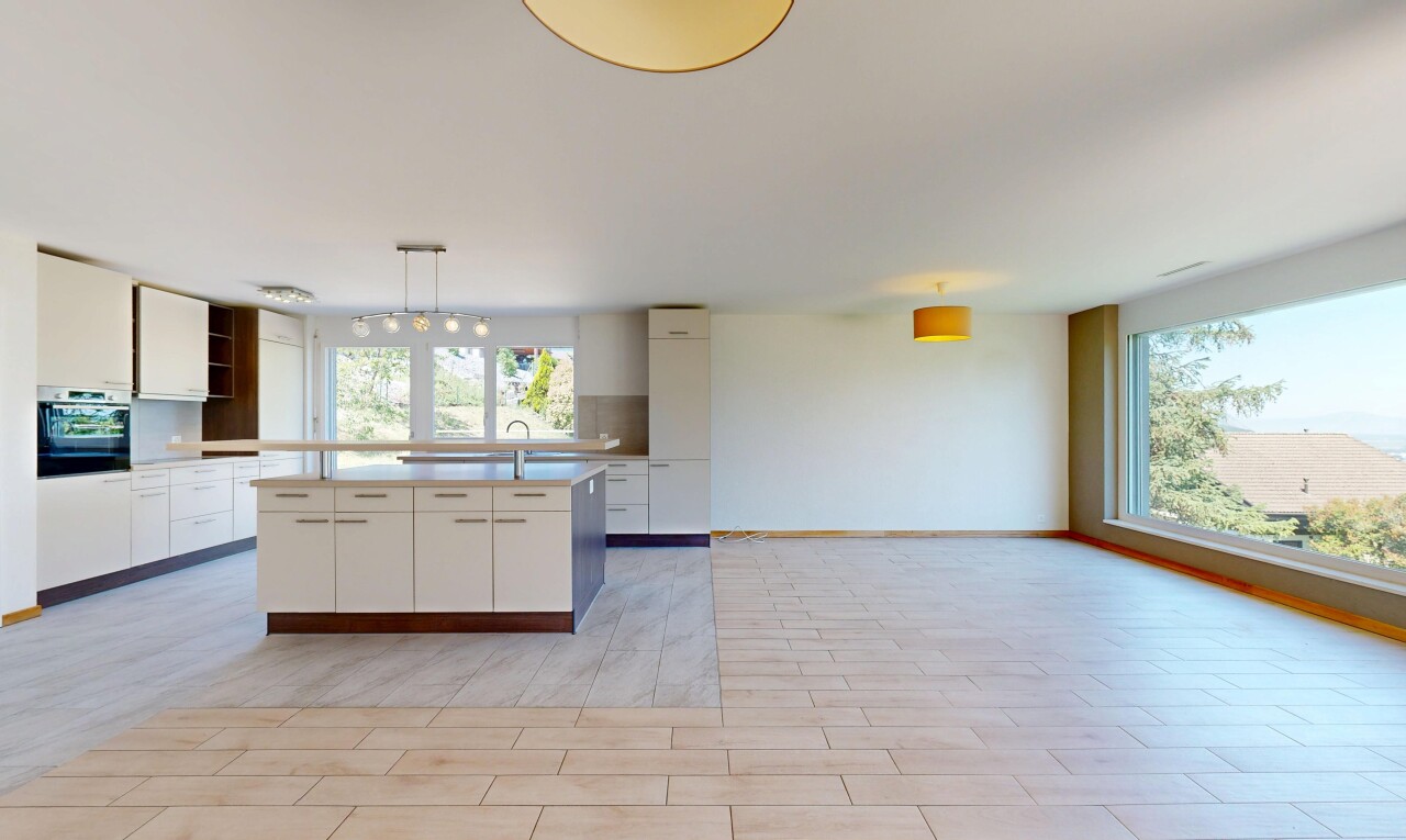 cuisine avec îlot de cuisine, kitchen island, plans de travail, light countertops, et kitchen island sink