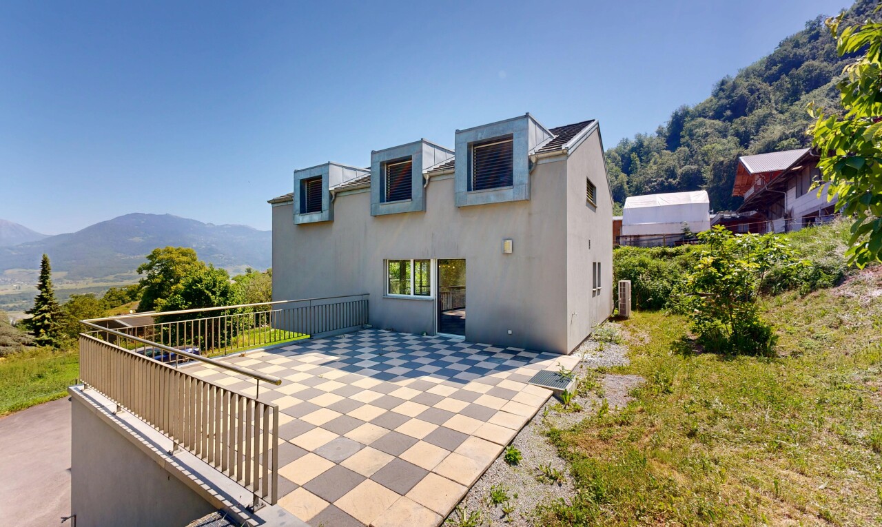 façade avec day time, bardage en stuc, mountain view, vue sur la montagne, et from property