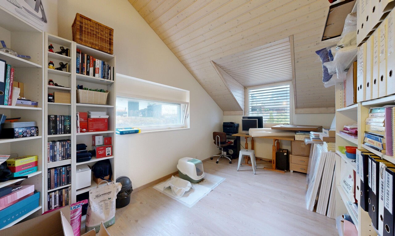 bureau avec espace bureau, cloison sèche, drywall, inside property, et sol en finition bois