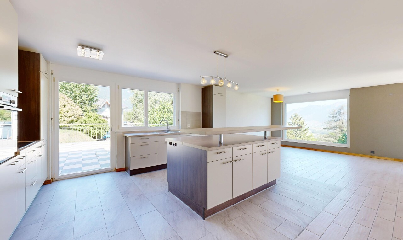 cuisine avec armoires blanches, white cabinets, plans de travail, light countertops, et light floor