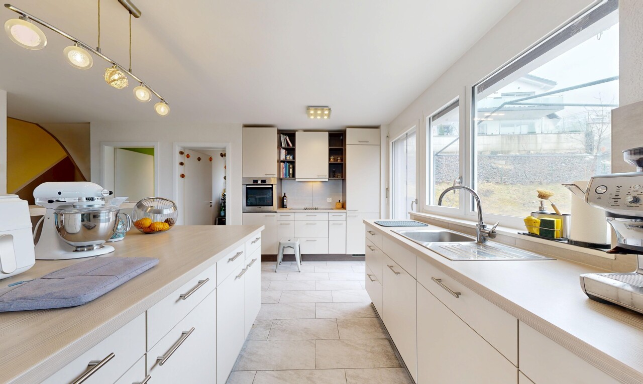 cuisine avec light floor, plans de travail, light countertops, armoires blanches, et white cabinets