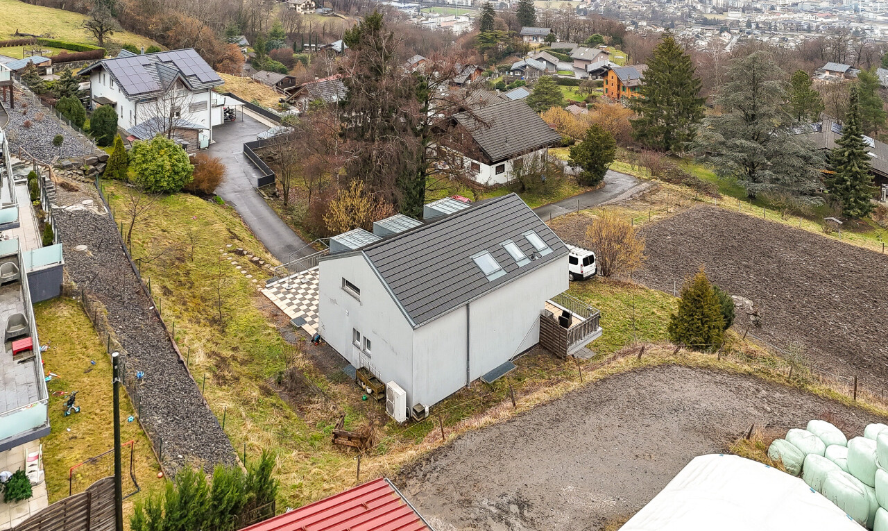 façade avec aire de stationnement, bardage en stuc, vue résidentielle, et residential view