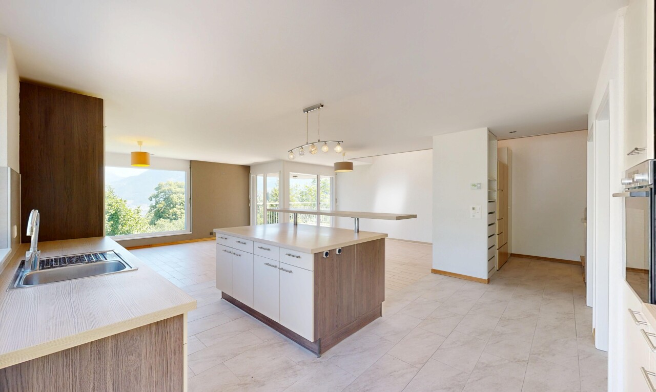 cuisine avec îlot de cuisine, kitchen island, plans de travail, light countertops, et light floor