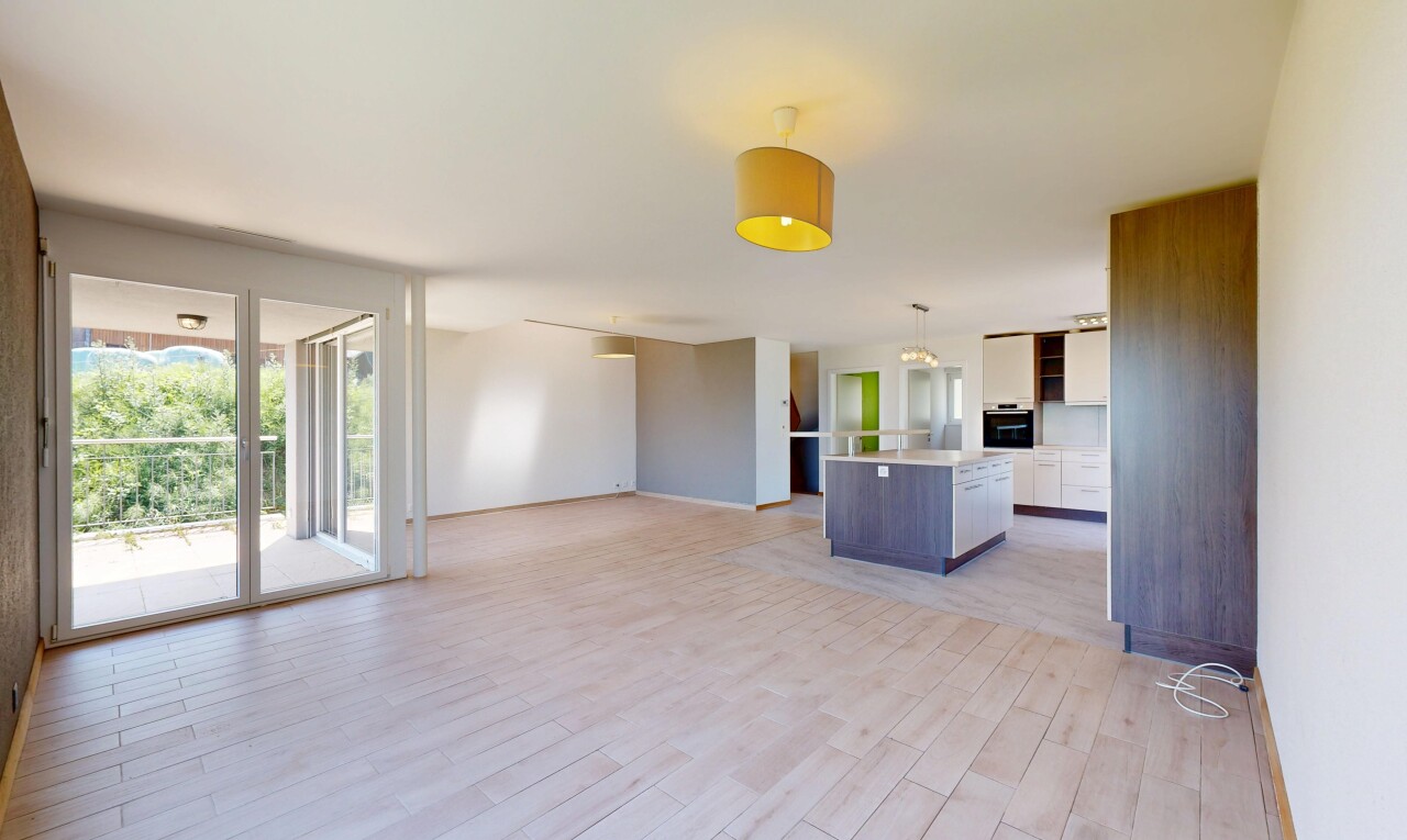 salon avec sol en finition bois, wood finish floor, inside property, light floor, et cloison sèche