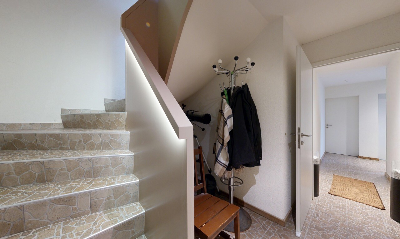 escaliers avec escaliers, cloison sèche, drywall, inside property, et plinthes murales