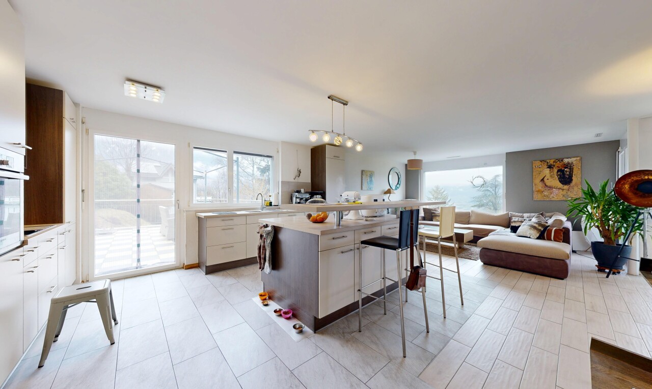 cuisine avec light countertops, plans de travail, pendant lighting, éclairage suspendu, et kitchen bar