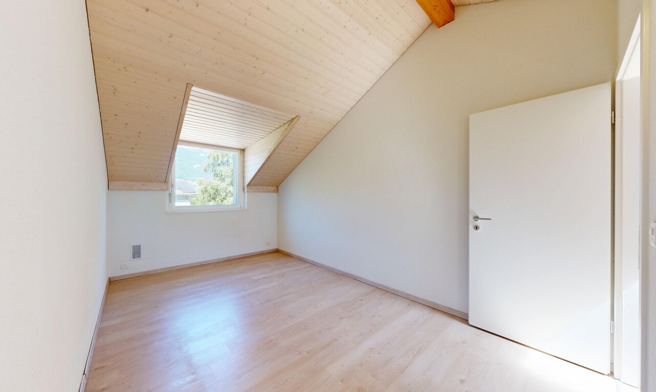 pièce vide avec pièce supplémentaire, plafond voûté, vaulted ceiling, sol en finition bois, et wood finish floor