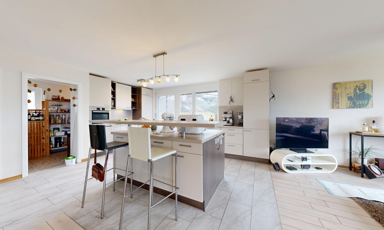 cuisine avec drywall, cloison sèche, light countertops, plans de travail, et kitchen island