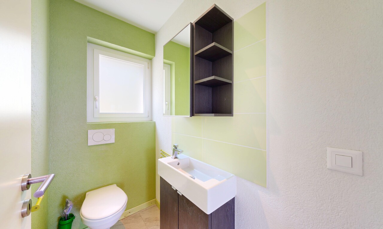 salle de bains avec lumière naturelle, natural light, toilette, lavabo (ou coiffeuse selon le contexte), et light floor