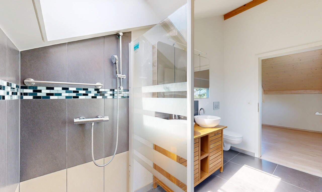 salle de bains avec douche, salle de bain complète, lavabo (ou coiffeuse selon le contexte), cloison sèche, et drywall