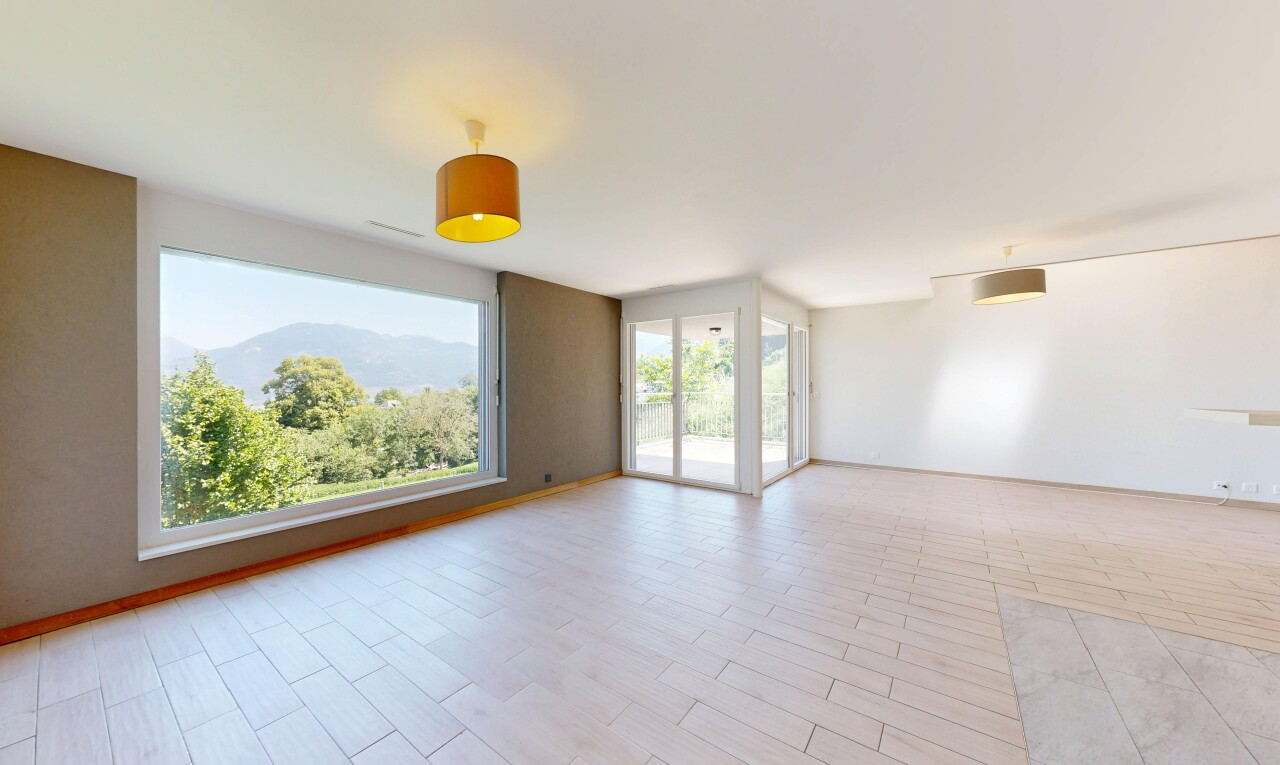 pièce vide avec cloison sèche, drywall, inside property, lumière naturelle, et natural light