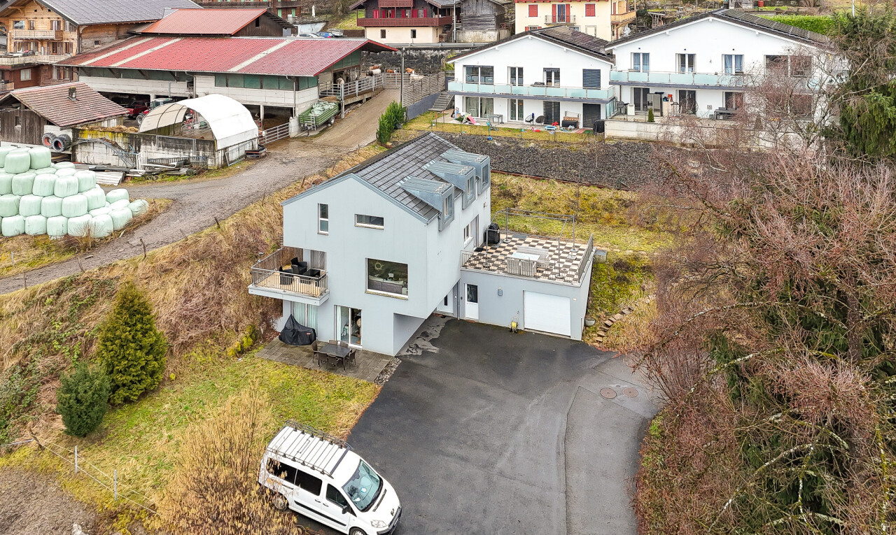 façade avec terrasse, allée, vue résidentielle, residential view, et property visible