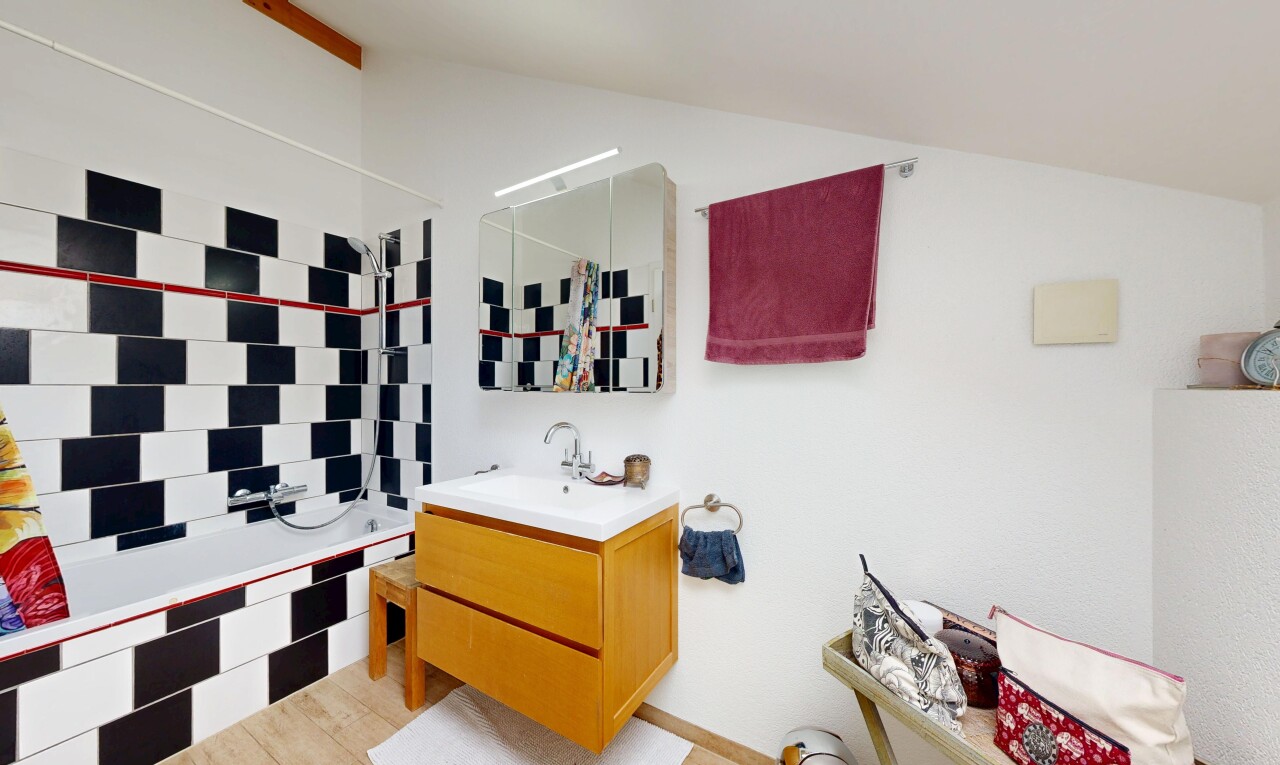 salle de bains avec lavabo (ou coiffeuse selon le contexte), miroir, salle de bain complète, inside property, et cloison sèche