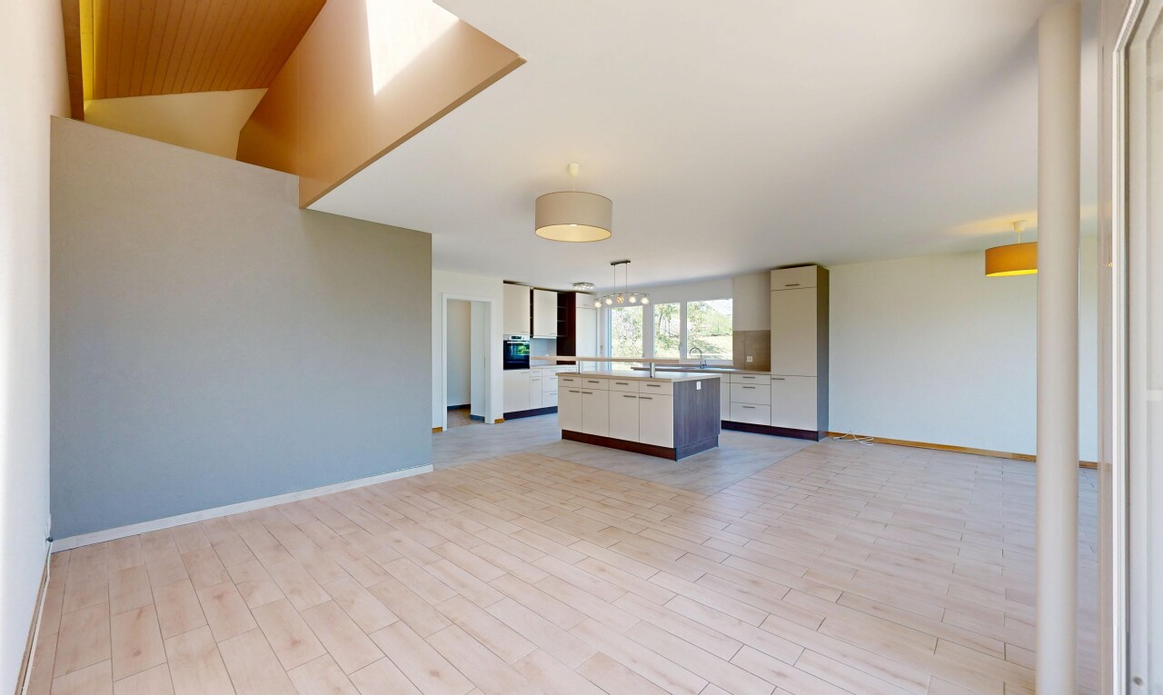 pièce vide avec sol en finition bois, wood finish floor, inside property, lumière naturelle, et natural light