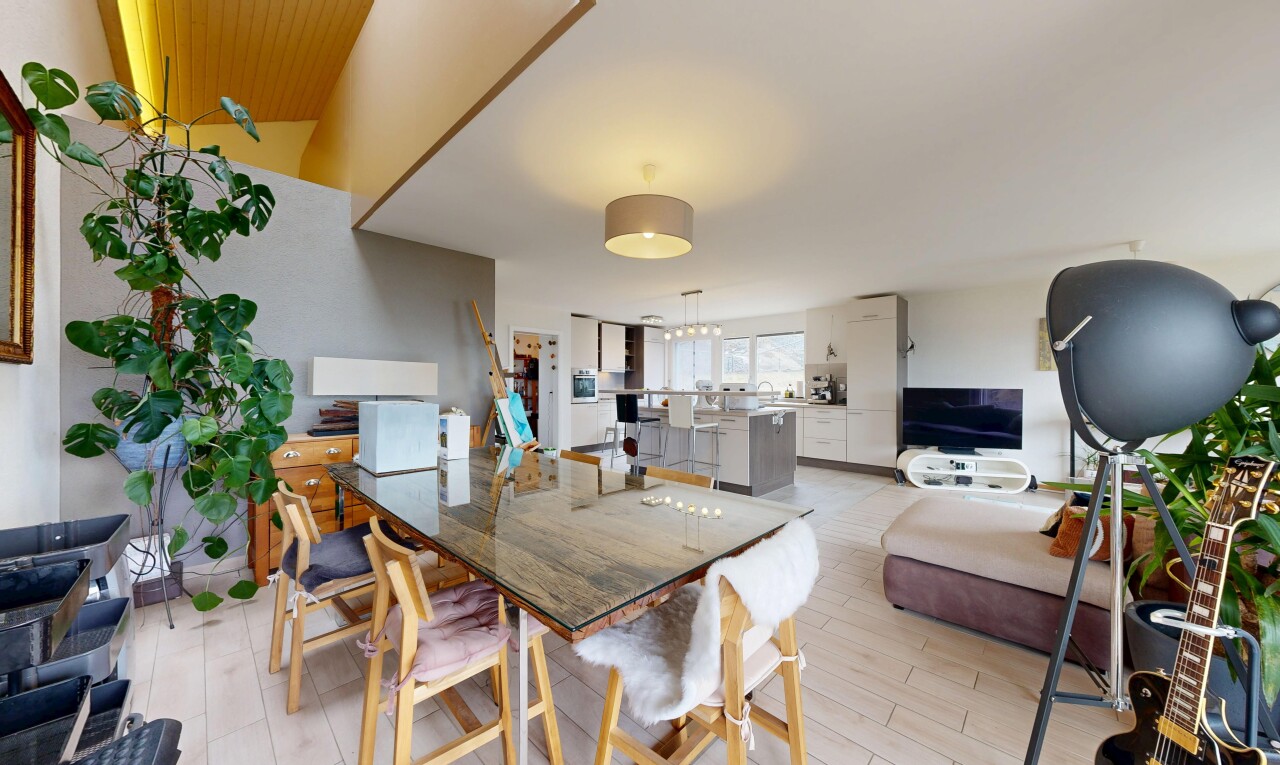 salon / salle à manger avec télévision, full kitchen, inside property, light floor, et cloison sèche
