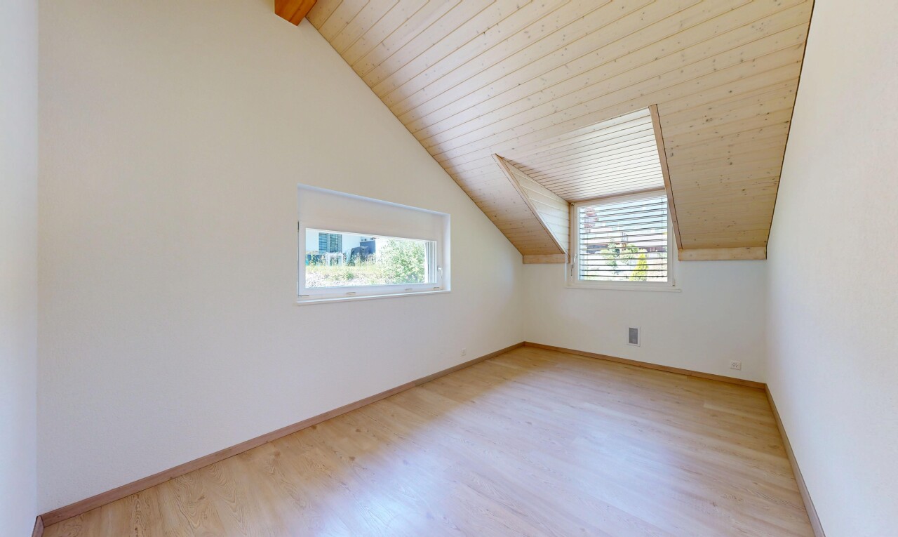 pièce vide avec sol en finition bois, wood finish floor, inside property, lumière naturelle, et natural light
