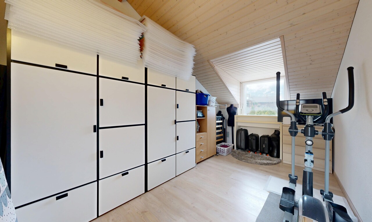 gym avec inside property, sol en finition bois, wood finish floor, lumière naturelle, et natural light