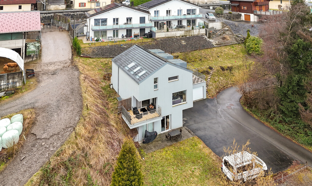 façade avec terrasse, garage, allée, residential view, et vue résidentielle