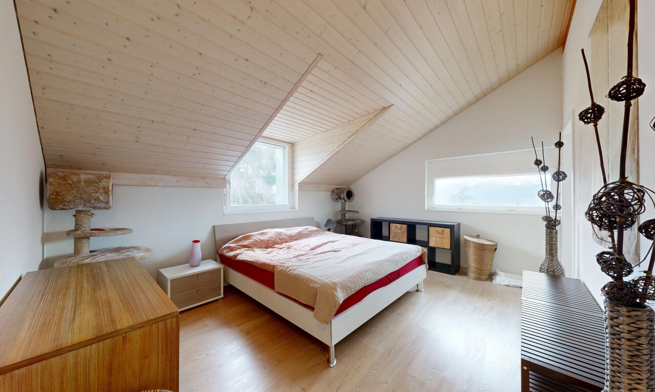 chambre avec plafond voûté, vaulted ceiling, lumière naturelle, natural light, et plafond en bois
