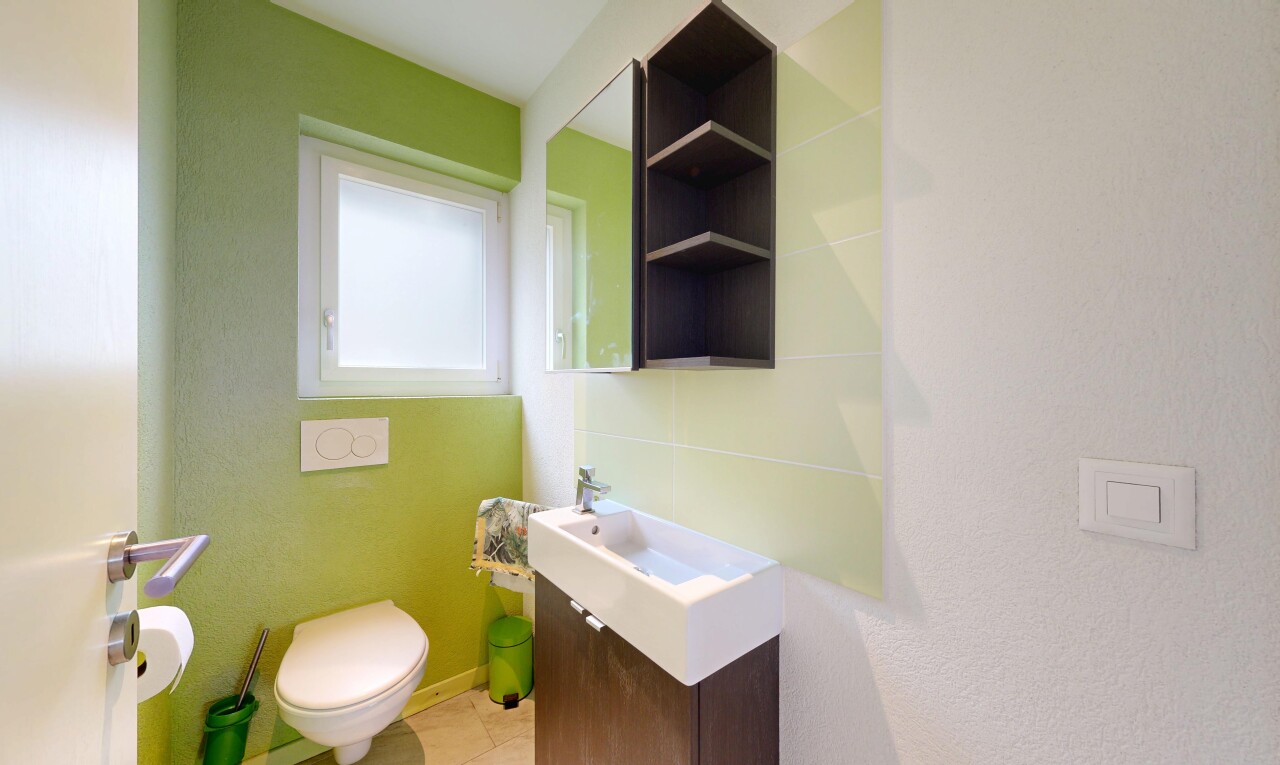 salle de bains avec miroir, lavabo (ou coiffeuse selon le contexte), inside property, et light floor