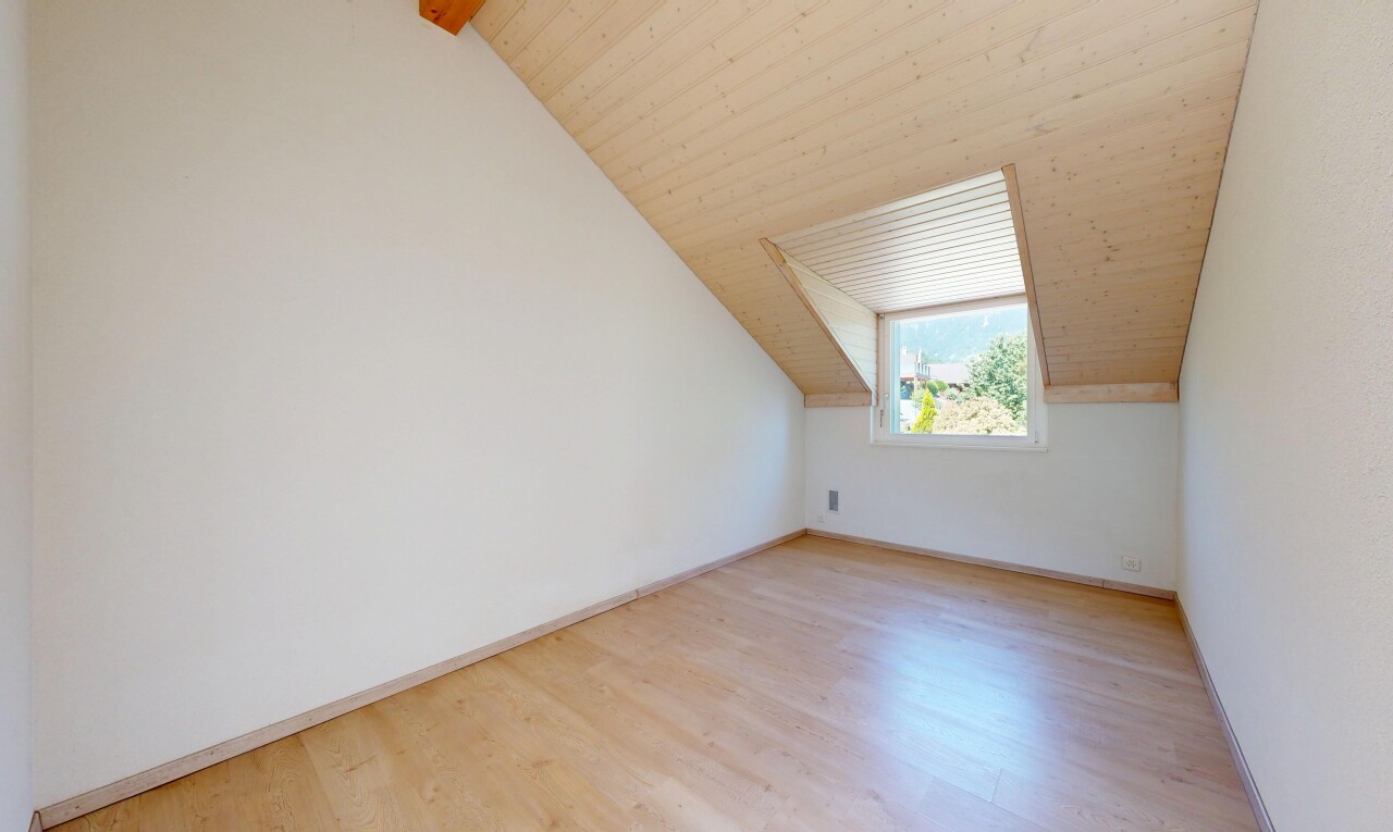 pièce vide avec sol en finition bois, wood finish floor, inside property, lumière naturelle, et natural light