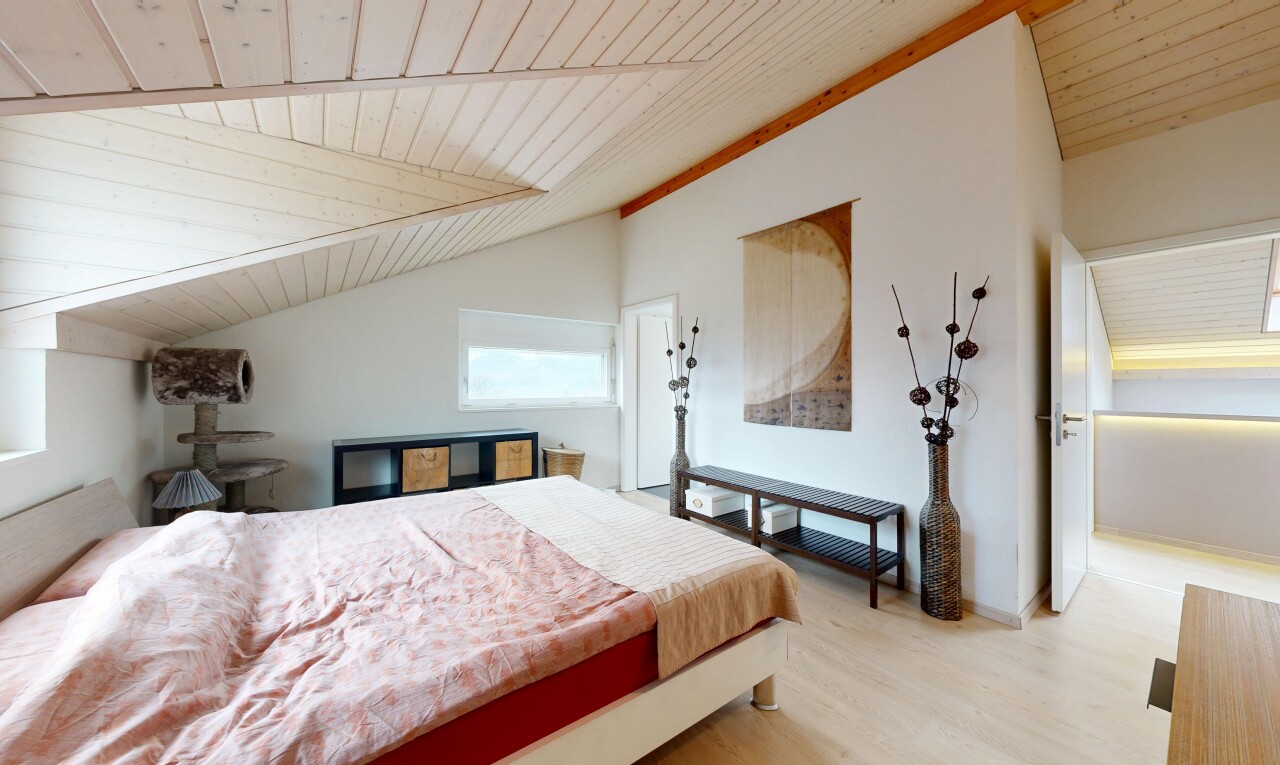 chambre avec plafond en bois, wood ceiling, cloison sèche, drywall, et inside property