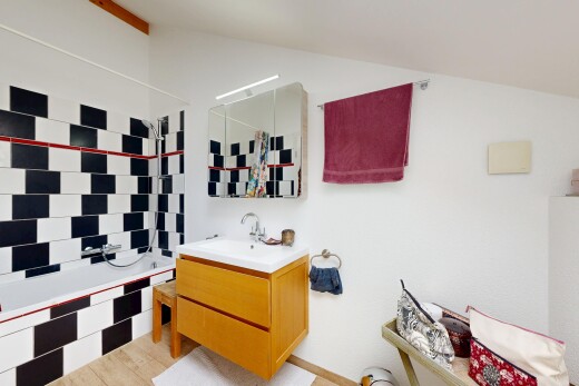 salle de bains avec lavabo (ou coiffeuse selon le contexte), miroir, salle de bain complète, inside property, et cloison sèche