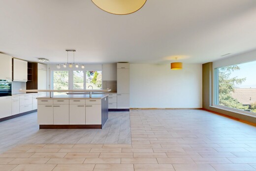 cuisine avec îlot de cuisine, kitchen island, plans de travail, light countertops, et kitchen island sink