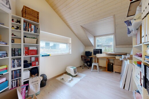 bureau avec espace bureau, cloison sèche, drywall, inside property, et sol en finition bois
