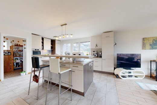 cuisine avec drywall, cloison sèche, light countertops, plans de travail, et kitchen island
