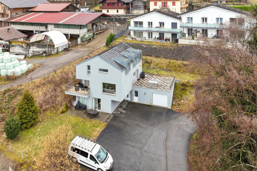 façade avec terrasse, allée, vue résidentielle, residential view, et property visible
