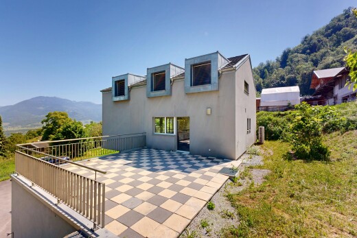 façade avec day time, bardage en stuc, mountain view, vue sur la montagne, et from property