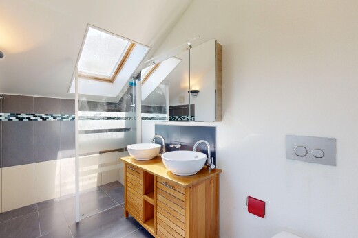 salle de bains avec douche, salle de bain complète, double vasque, miroir, et puits de lumière