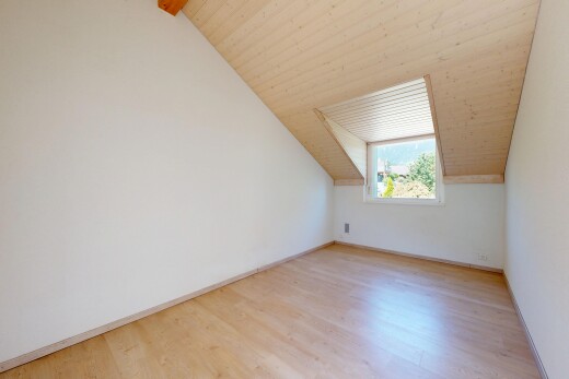 leerer raum mit holzfußboden, wood finish floor, inside property, natürliches licht, und natural light