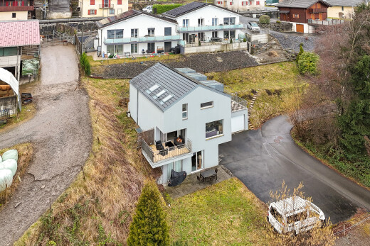 façade avec terrasse, garage, allée, residential view, et vue résidentielle