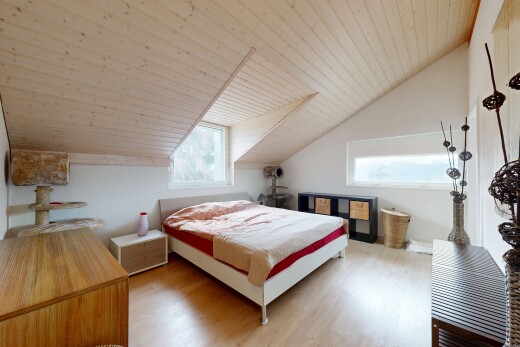 chambre avec plafond voûté, vaulted ceiling, lumière naturelle, natural light, et plafond en bois