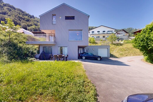 außenansicht mit stuckverkleidung, property visible, day time, auffahrt, und garage